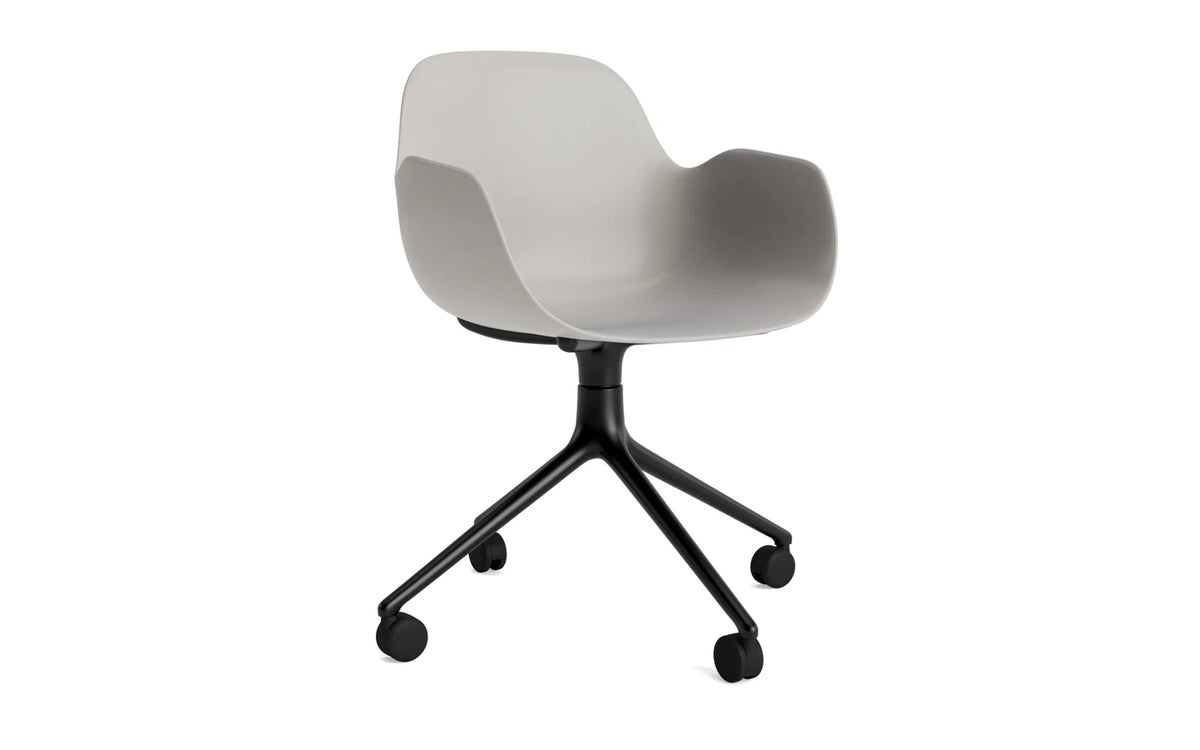 Form Drehstuhl 4W schwarzes Aluminium/Warmes grau in Warmes grau präsentiert im Onlineshop von KAQTU Design AG. Bürostuhl ist von Normann Copenhagen