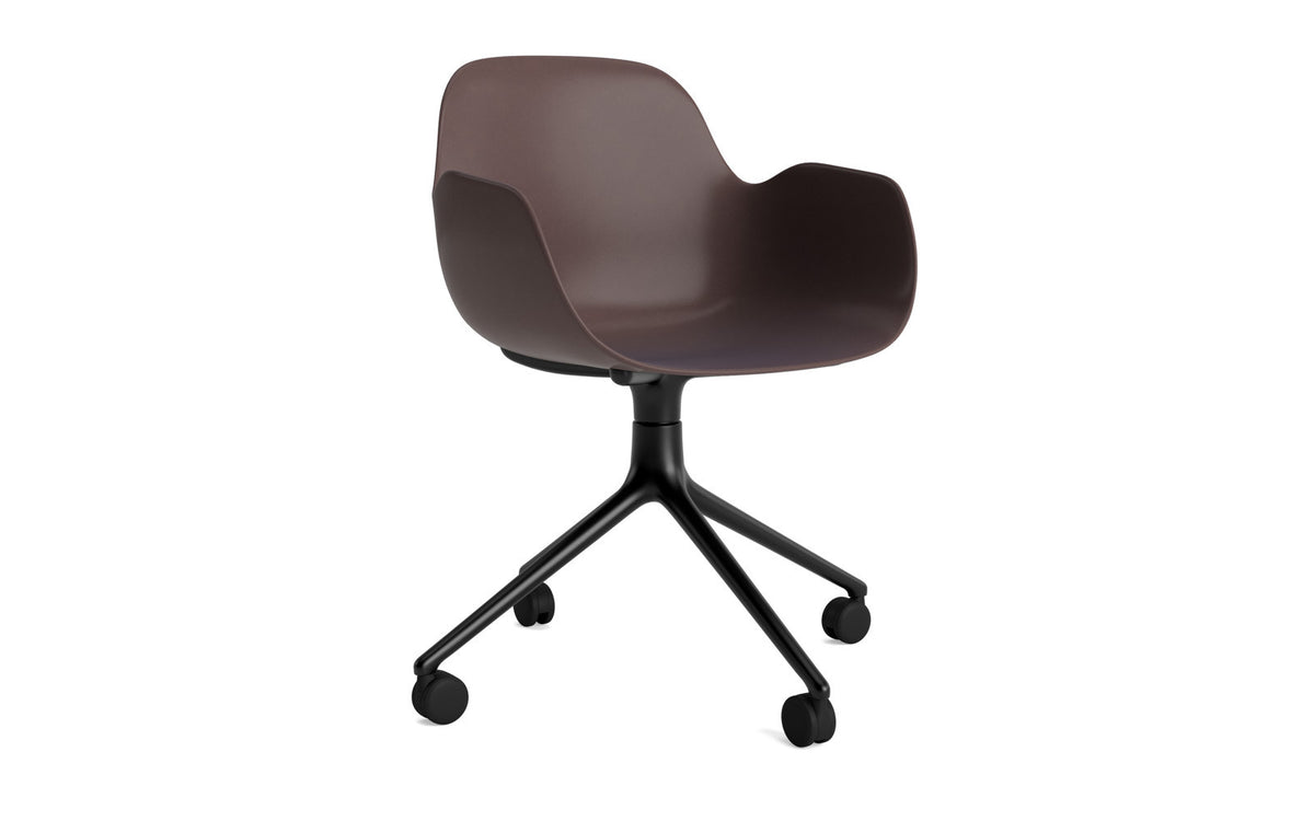 Form Drehstuhl 4W schwarzes Aluminium/Braun in Braun präsentiert im Onlineshop von KAQTU Design AG. Bürostuhl ist von Normann Copenhagen
