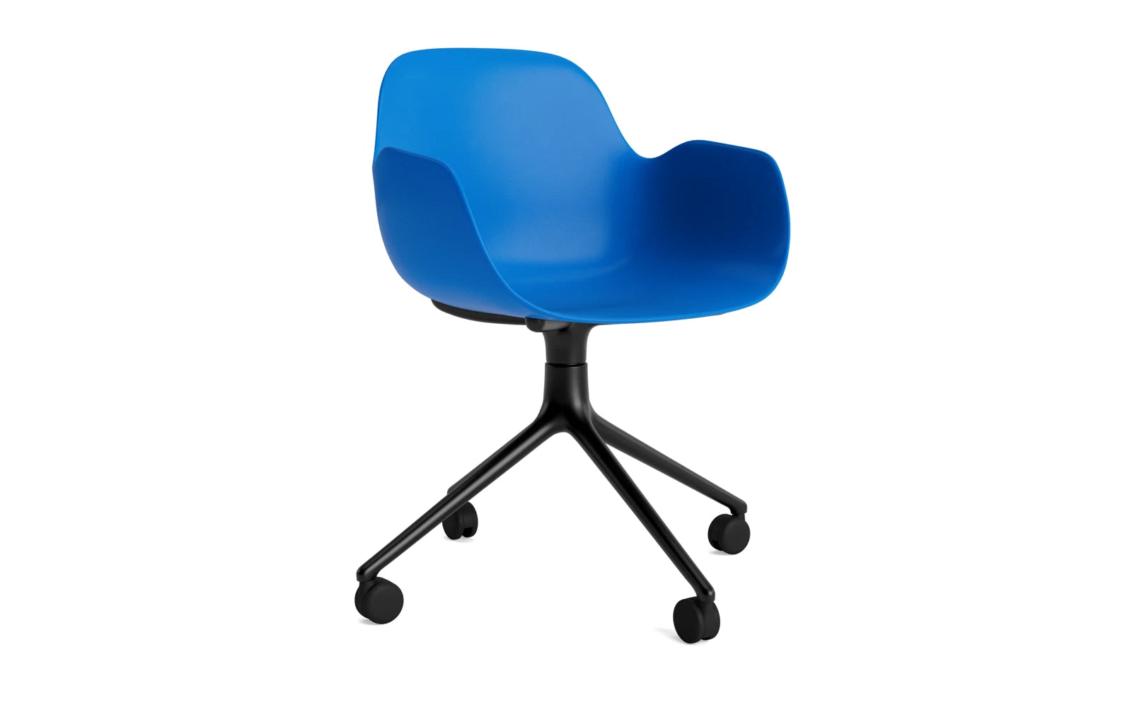 Form Drehsessel 4W schwarzes Aluminium/Leuchtendes blau in  präsentiert im Onlineshop von KAQTU Design AG. Sessel ist von Normann Copenhagen