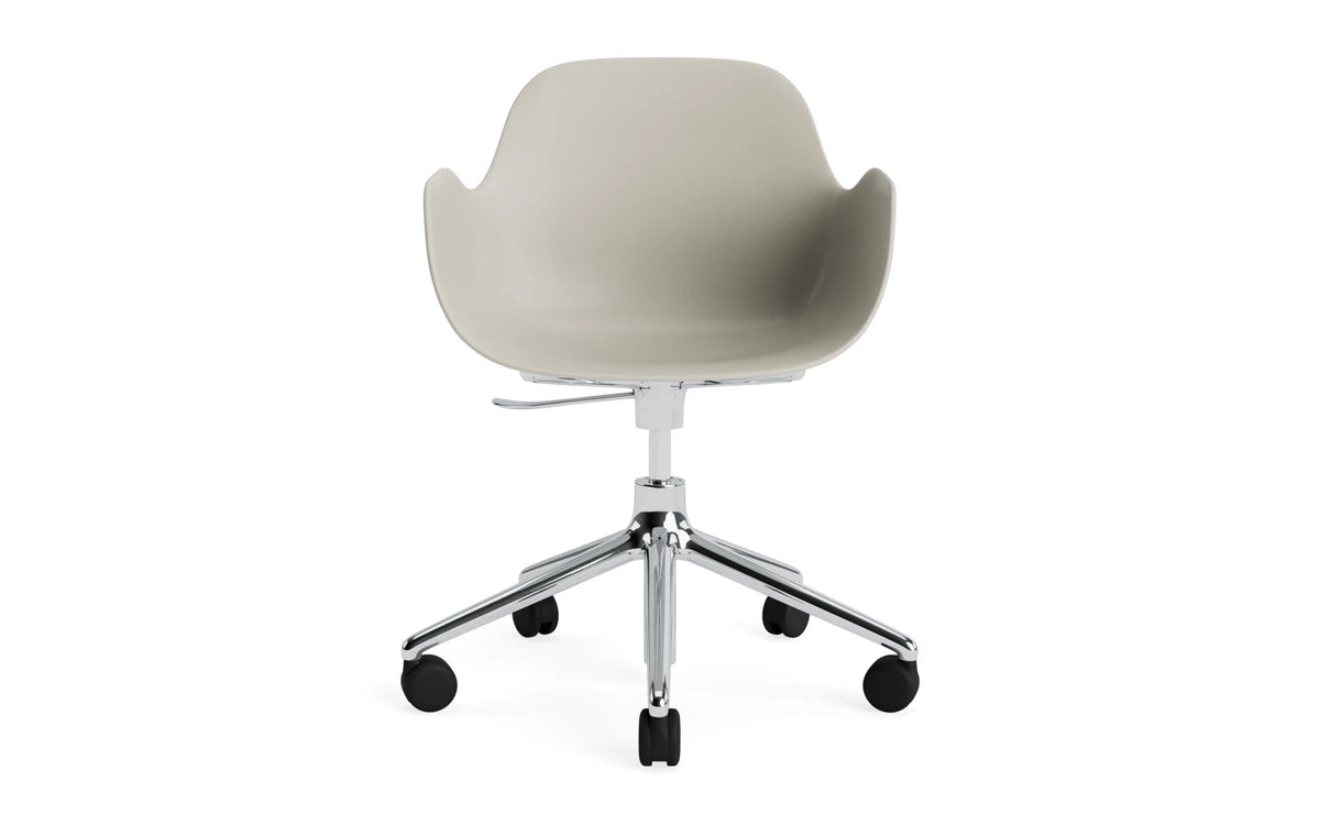 Form Drehstuhl mit Rollen Hellgrau/Aluminium in Hellgrau präsentiert im Onlineshop von KAQTU Design AG. Bürostuhl ist von Normann Copenhagen