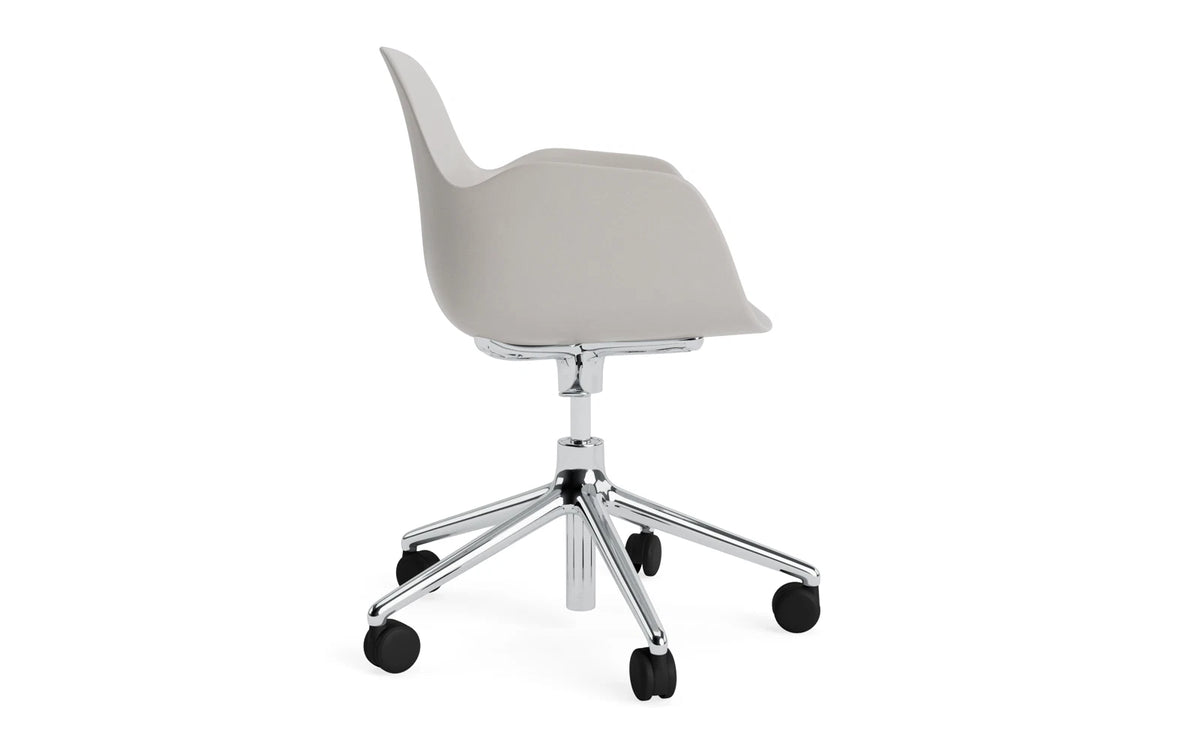 Form Drehstuhl mit Rollen Warmes grau/Aluminium in Warmes grau präsentiert im Onlineshop von KAQTU Design AG. Bürostuhl ist von Normann Copenhagen