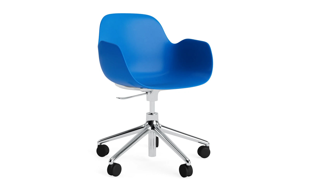 Form Drehstuhl mit Rollen Leuchtendes blau/Aluminium in Leuchtendes blau präsentiert im Onlineshop von KAQTU Design AG. Bürostuhl ist von Normann Copenhagen