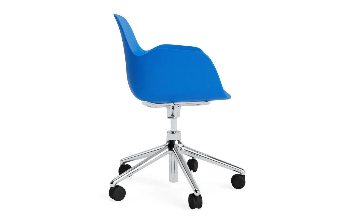 Form Drehstuhl mit Rollen Leuchtendes blau/Aluminium in Leuchtendes blau präsentiert im Onlineshop von KAQTU Design AG. Bürostuhl ist von Normann Copenhagen