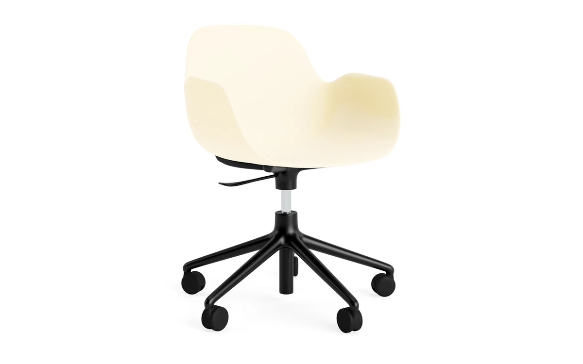 Form Drehstuhl mit Rollen Creme/schwarzes Aluminium in Creme präsentiert im Onlineshop von KAQTU Design AG. Bürostuhl ist von Normann Copenhagen