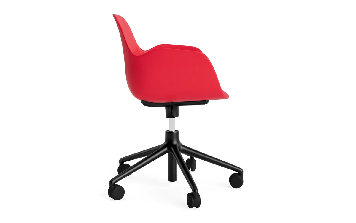 Form Drehstuhl mit Rollen Leuchtendes rot/schwarzes Aluminium in Leuchtendes rot präsentiert im Onlineshop von KAQTU Design AG. Bürostuhl ist von Normann Copenhagen