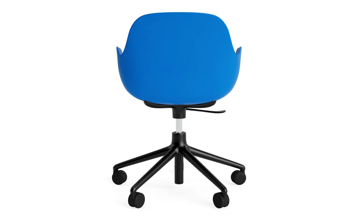 Form Drehstuhl mit Rollen Leuchtendes blau/schwarzes Aluminium in Leuchtendes blau präsentiert im Onlineshop von KAQTU Design AG. Bürostuhl ist von Normann Copenhagen