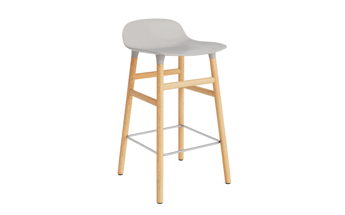 Form Barstuhl 65 cm warmes grau/Eiche in Warmes Grau präsentiert im Onlineshop von KAQTU Design AG. Barstuhl ist von Normann Copenhagen