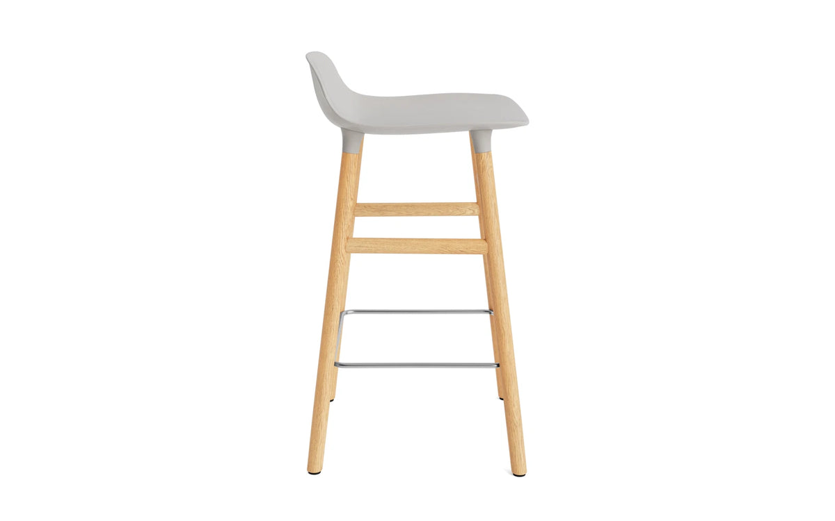 Form Barstuhl 65 cm warmes grau/Eiche in Warmes Grau präsentiert im Onlineshop von KAQTU Design AG. Barstuhl ist von Normann Copenhagen