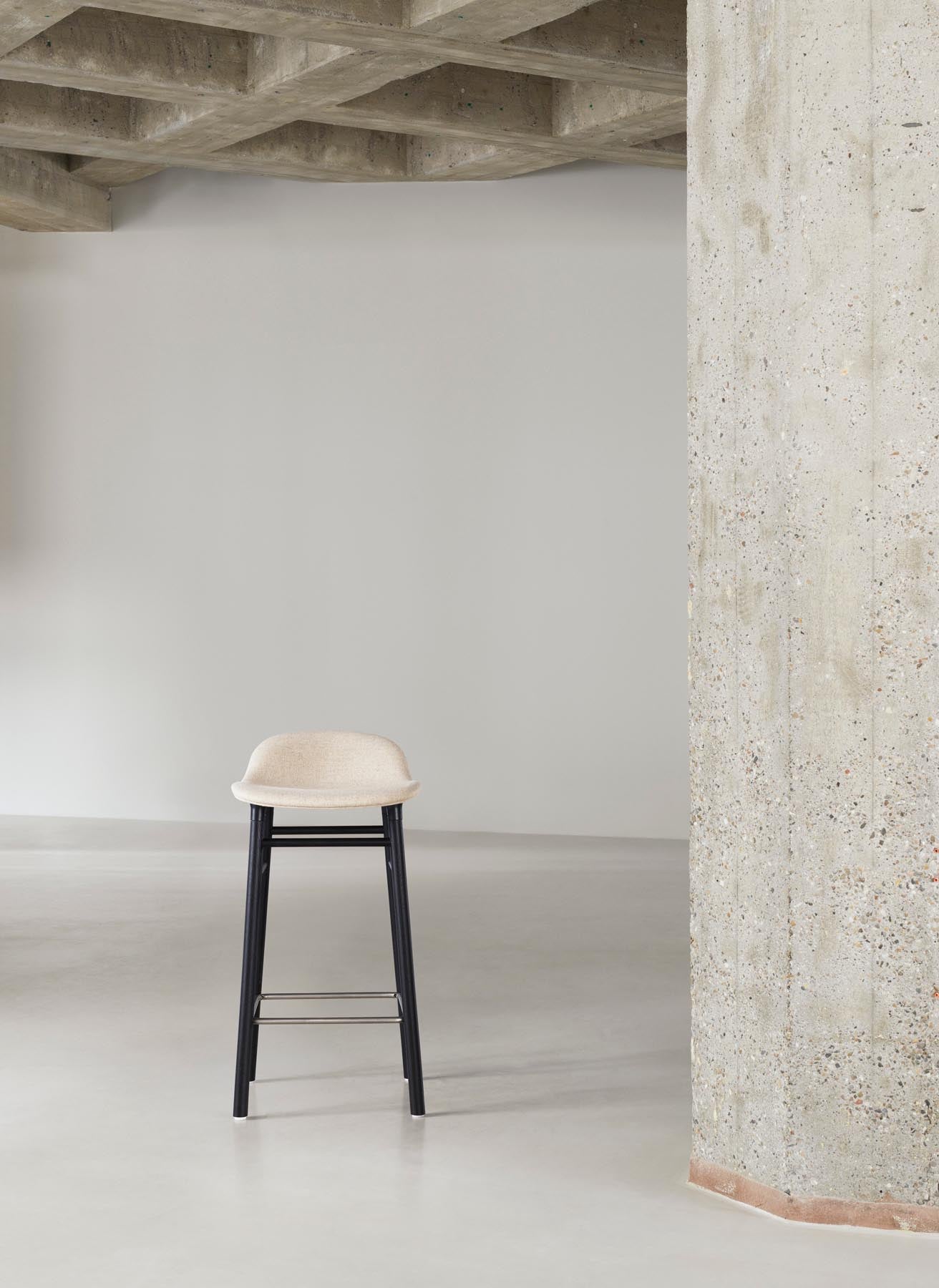 Form Barstuhl 65 cm warmes grau/Eiche in  präsentiert im Onlineshop von KAQTU Design AG. Barstuhl ist von Normann Copenhagen