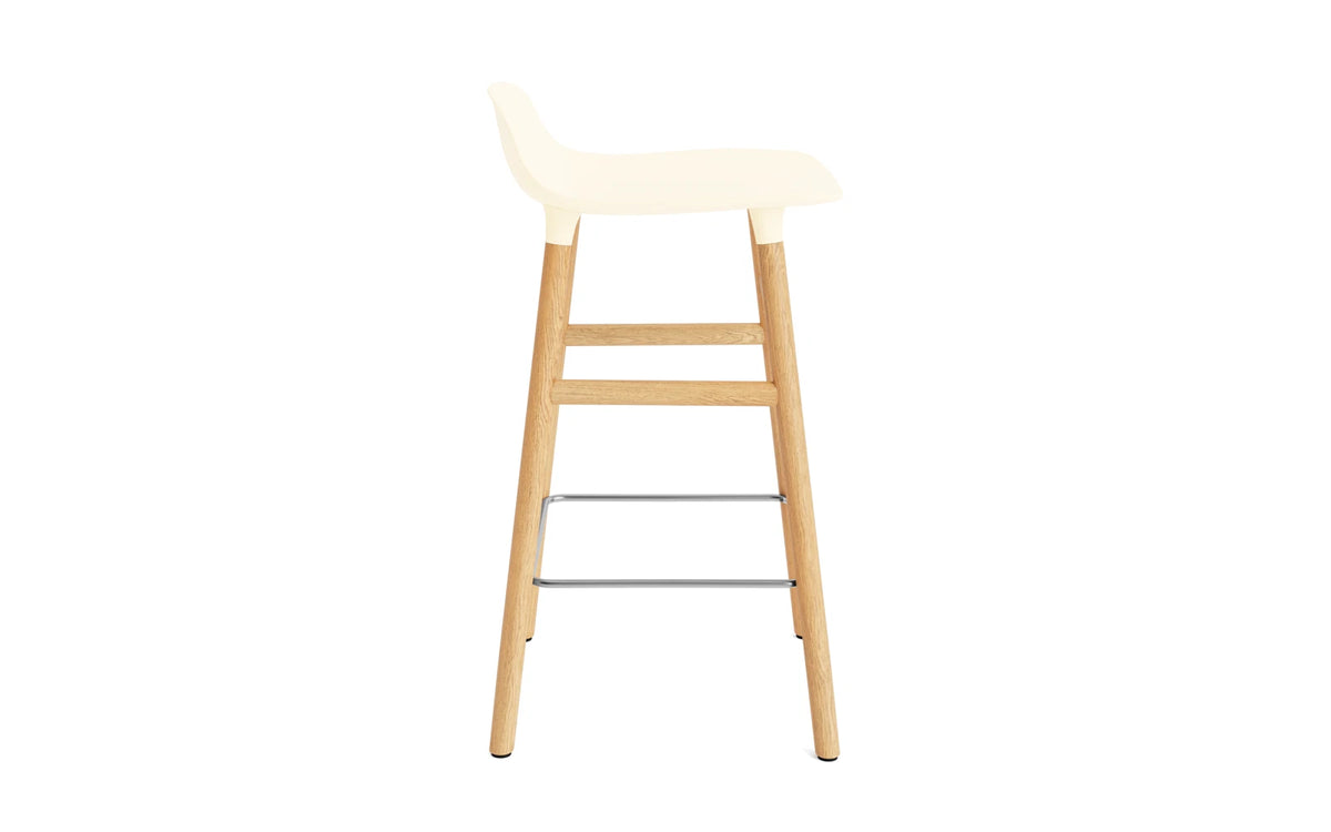 Form Barstuhl 65 cm creme/Eiche in Creme präsentiert im Onlineshop von KAQTU Design AG. Barstuhl ist von Normann Copenhagen