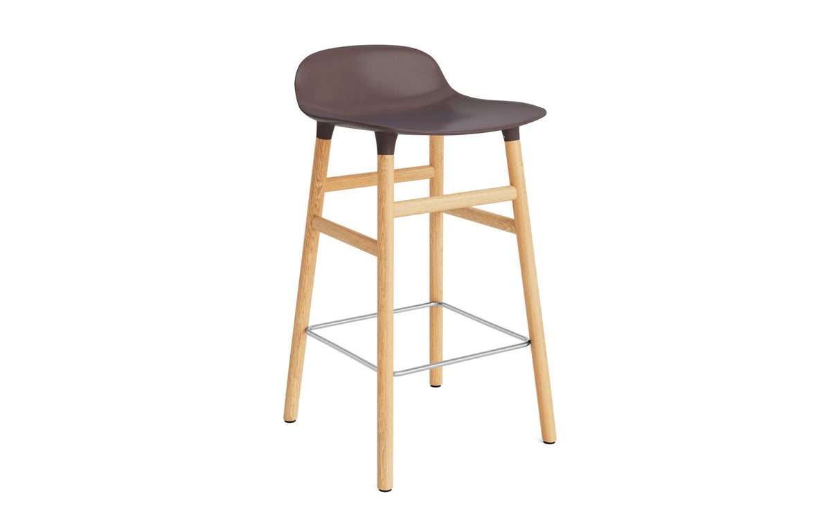 Form Barstuhl 65 cm braun/Eiche in Braun präsentiert im Onlineshop von KAQTU Design AG. Barstuhl ist von Normann Copenhagen