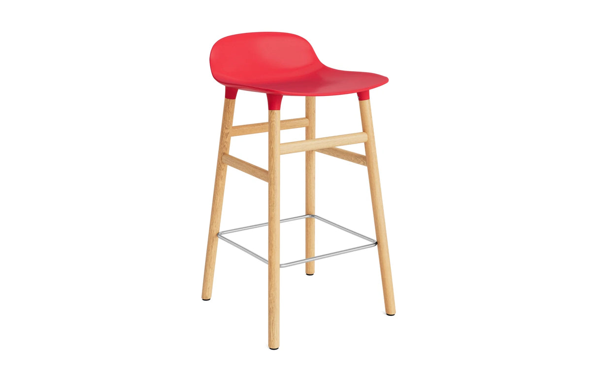 Form Barstuhl 65 cm leuchtendes rot/Eiche in Leuchtendes Rot präsentiert im Onlineshop von KAQTU Design AG. Barstuhl ist von Normann Copenhagen