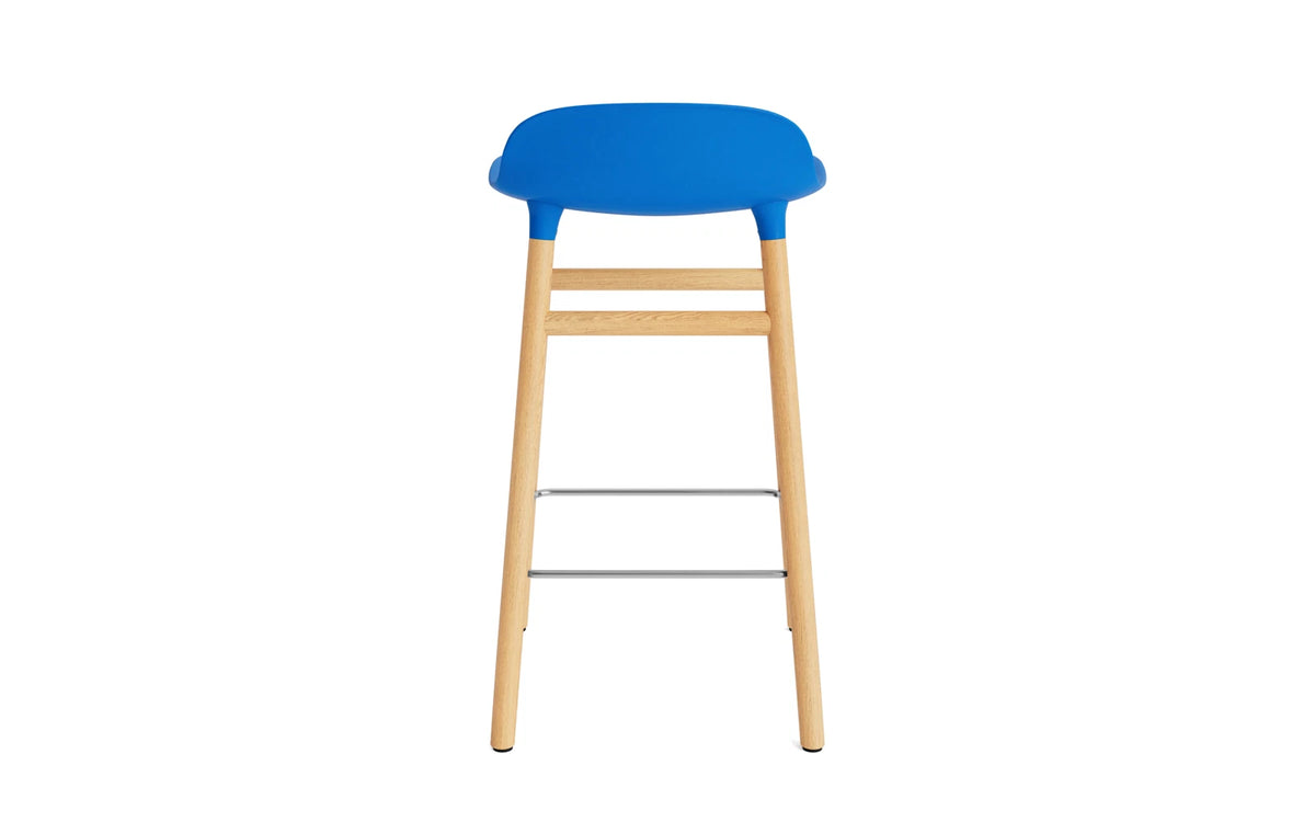 Form Barstuhl 65 cm leuchtendes blau/Eiche in Leuchtendes Blau präsentiert im Onlineshop von KAQTU Design AG. Barstuhl ist von Normann Copenhagen