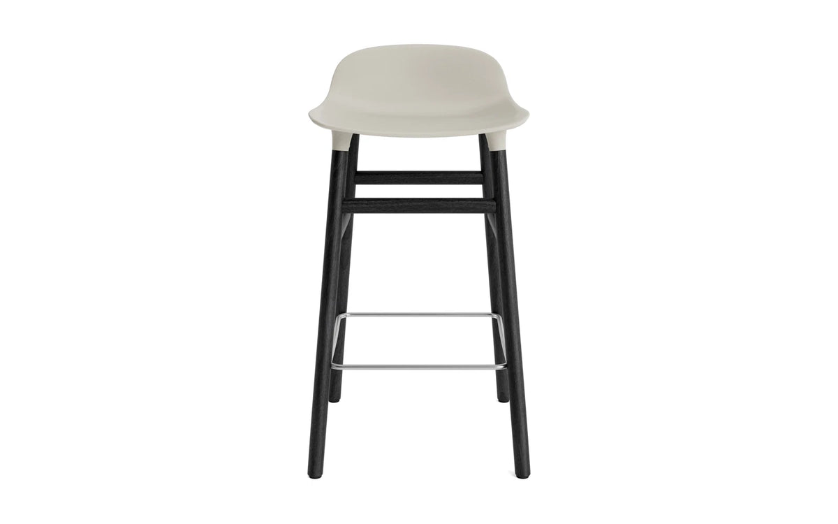 Form Barstuhl 65 cm hellgrau/schwarz in Hellgrau präsentiert im Onlineshop von KAQTU Design AG. Barstuhl ist von Normann Copenhagen