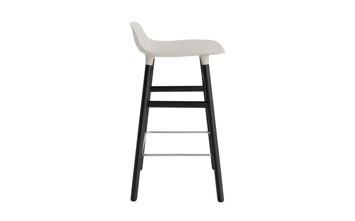 Form Barstuhl 65 cm hellgrau/schwarz in Hellgrau präsentiert im Onlineshop von KAQTU Design AG. Barstuhl ist von Normann Copenhagen