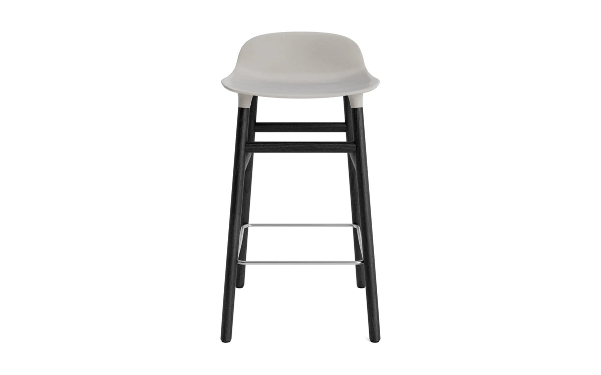 Form Barstuhl 65 cm warmes grau/schwarz in Warmes grau präsentiert im Onlineshop von KAQTU Design AG. Barstuhl ist von Normann Copenhagen