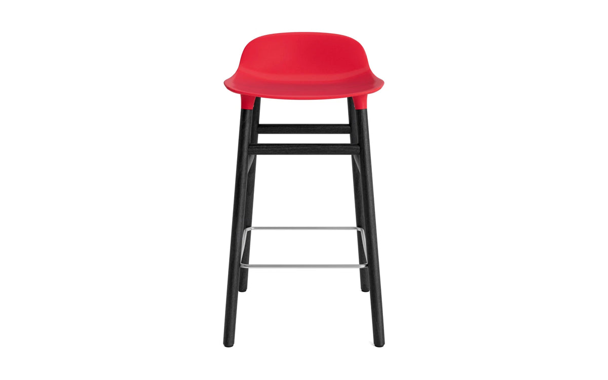 Form Barstuhl 65 cm Leuchtendes Rot/schwarz in Leuchtendes Rot präsentiert im Onlineshop von KAQTU Design AG. Barstuhl ist von Normann Copenhagen