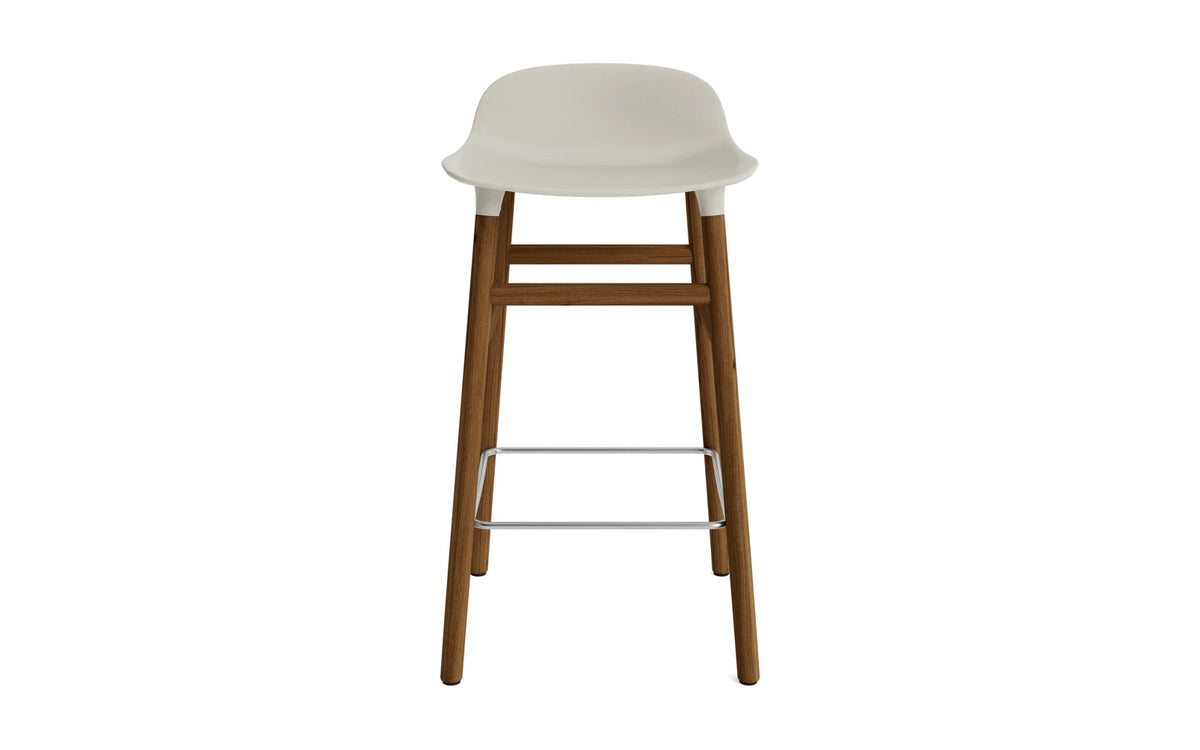 Form Barstuhl 65 cm Hellgrau/Walnuss in Hellgrau präsentiert im Onlineshop von KAQTU Design AG. Barstuhl ist von Normann Copenhagen