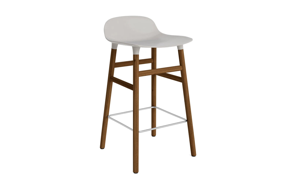 Form Barstuhl 65 cm Warmes Grau/Walnuss in Warmes Grau präsentiert im Onlineshop von KAQTU Design AG. Barstuhl ist von Normann Copenhagen