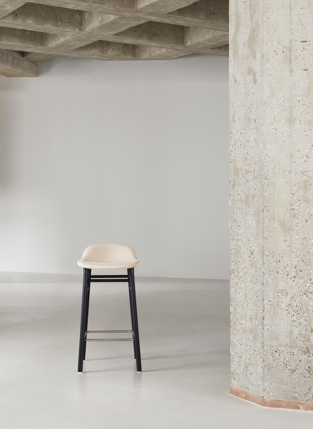 Form Barstuhl 65 cm Warmes Grau/Walnuss in  präsentiert im Onlineshop von KAQTU Design AG. Barstuhl ist von Normann Copenhagen