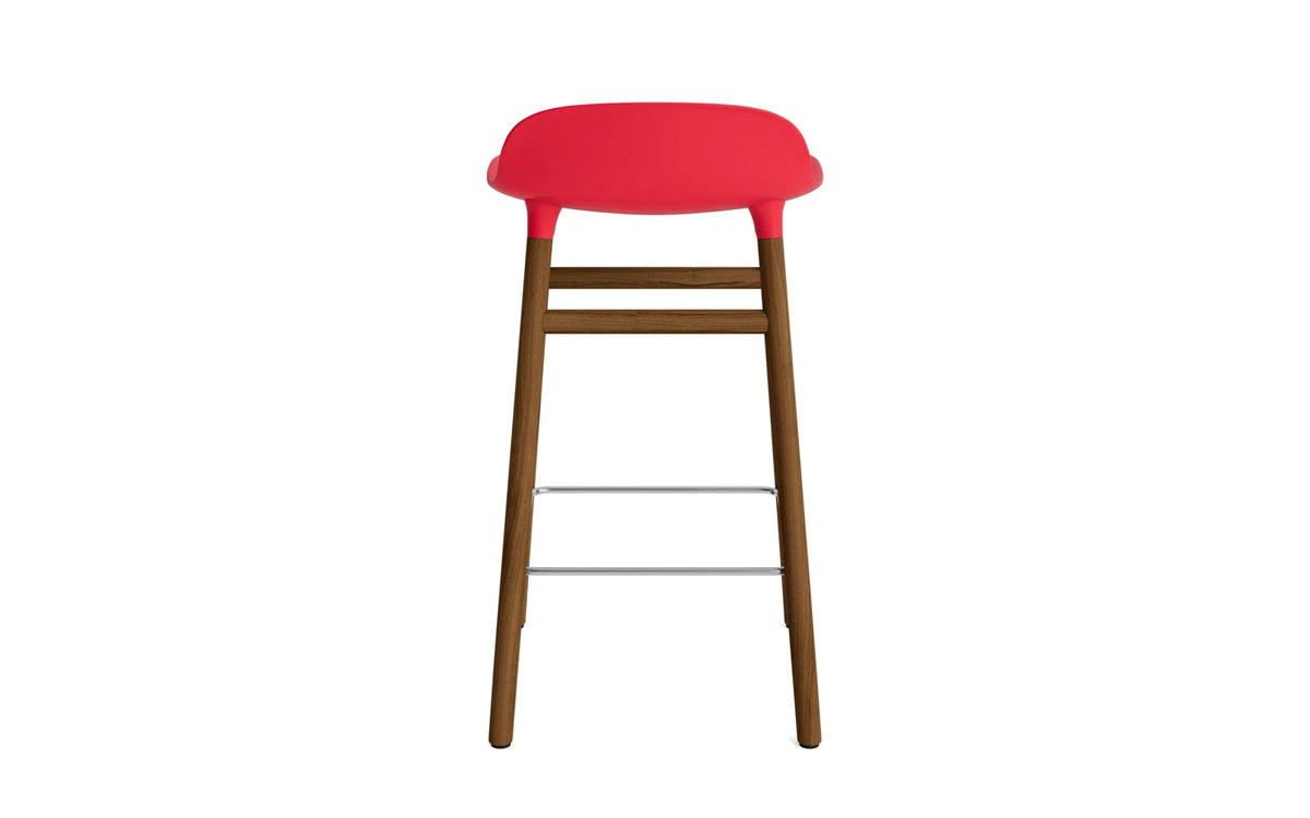 Form Barstuhl 65 cm Leuchtendes Rot/Walnuss in Leuchtendes Rot präsentiert im Onlineshop von KAQTU Design AG. Barstuhl ist von Normann Copenhagen