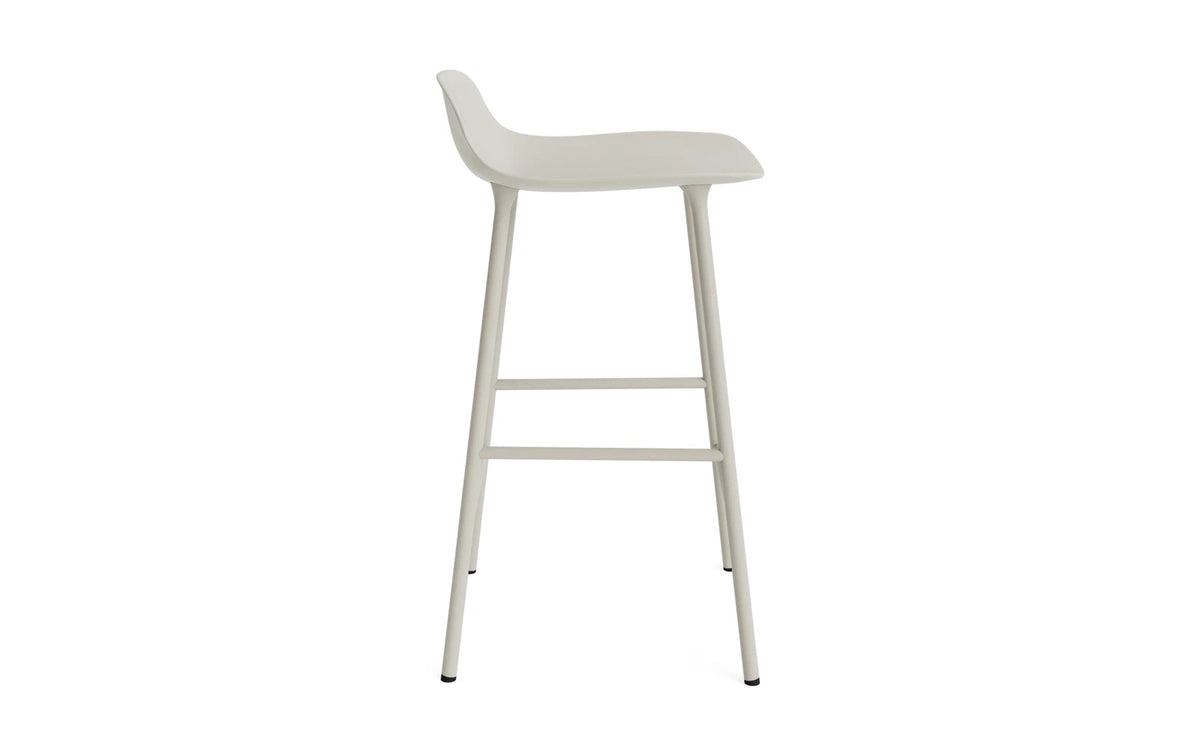 Form Barstuhl 65 cm hellgrau/Stahl in Hellgrau präsentiert im Onlineshop von KAQTU Design AG. Barstuhl ist von Normann Copenhagen