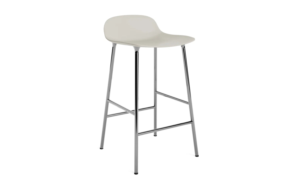 Form Barstuhl 65 cm Hellgrau/Chrom in Hellgrau präsentiert im Onlineshop von KAQTU Design AG. Barstuhl ist von Normann Copenhagen