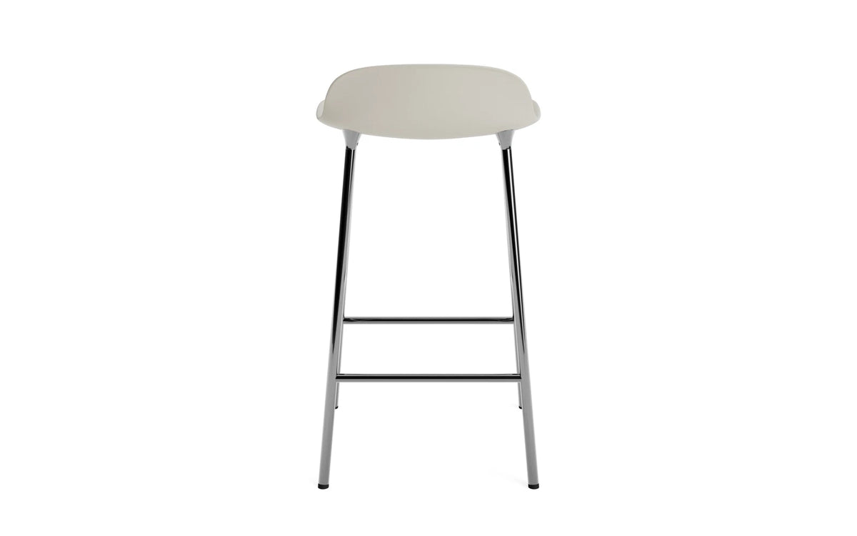 Form Barstuhl 65 cm Hellgrau/Chrom in Hellgrau präsentiert im Onlineshop von KAQTU Design AG. Barstuhl ist von Normann Copenhagen