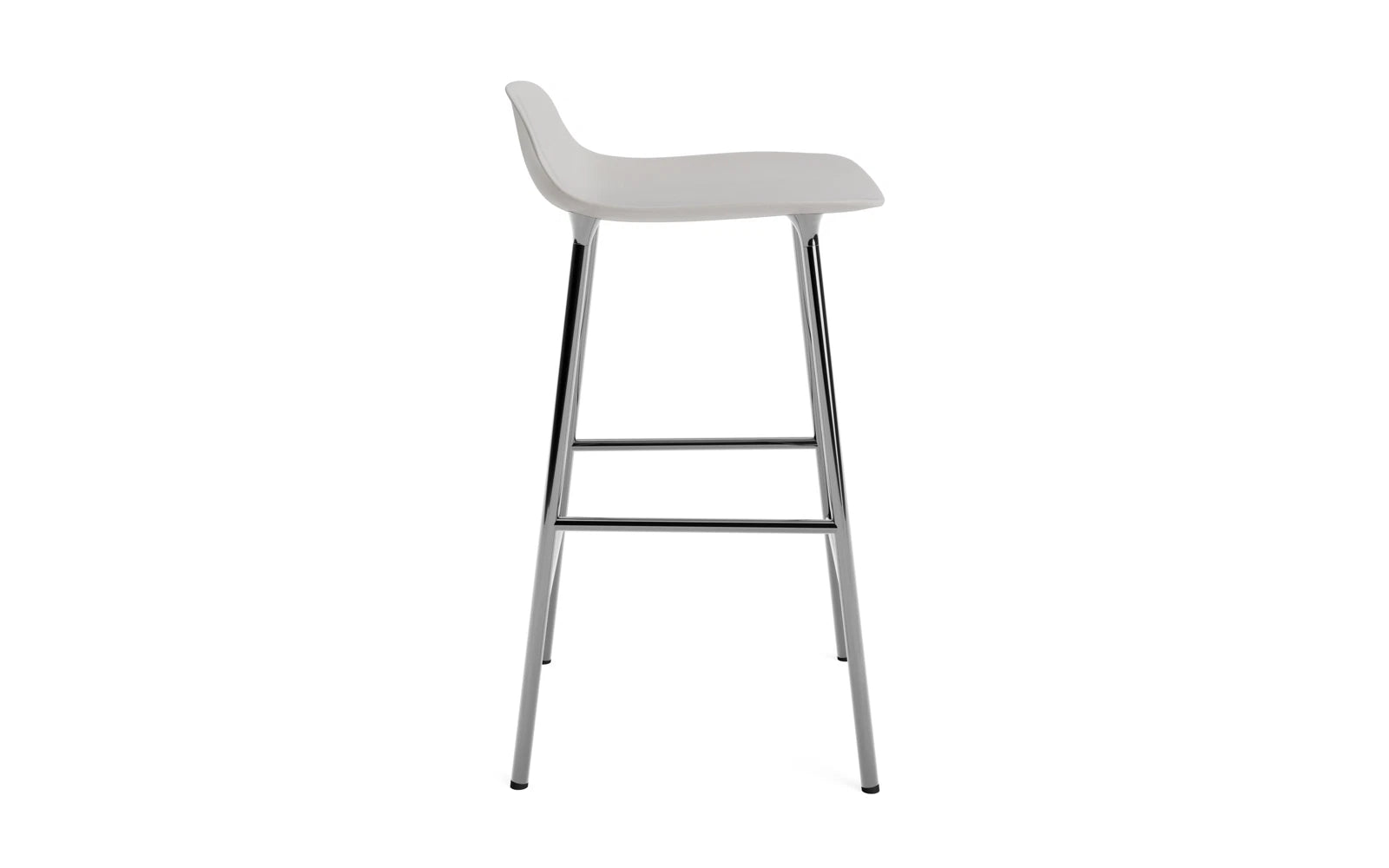 Form Barstuhl 65 cm Warmes Grau/Chrom in  präsentiert im Onlineshop von KAQTU Design AG. Barstuhl ist von Normann Copenhagen
