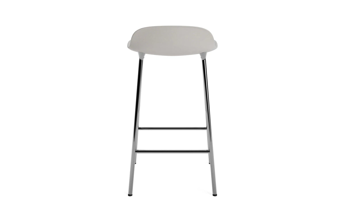 Form Barstuhl 65 cm Warmes Grau/Chrom in Warmes Grau präsentiert im Onlineshop von KAQTU Design AG. Barstuhl ist von Normann Copenhagen