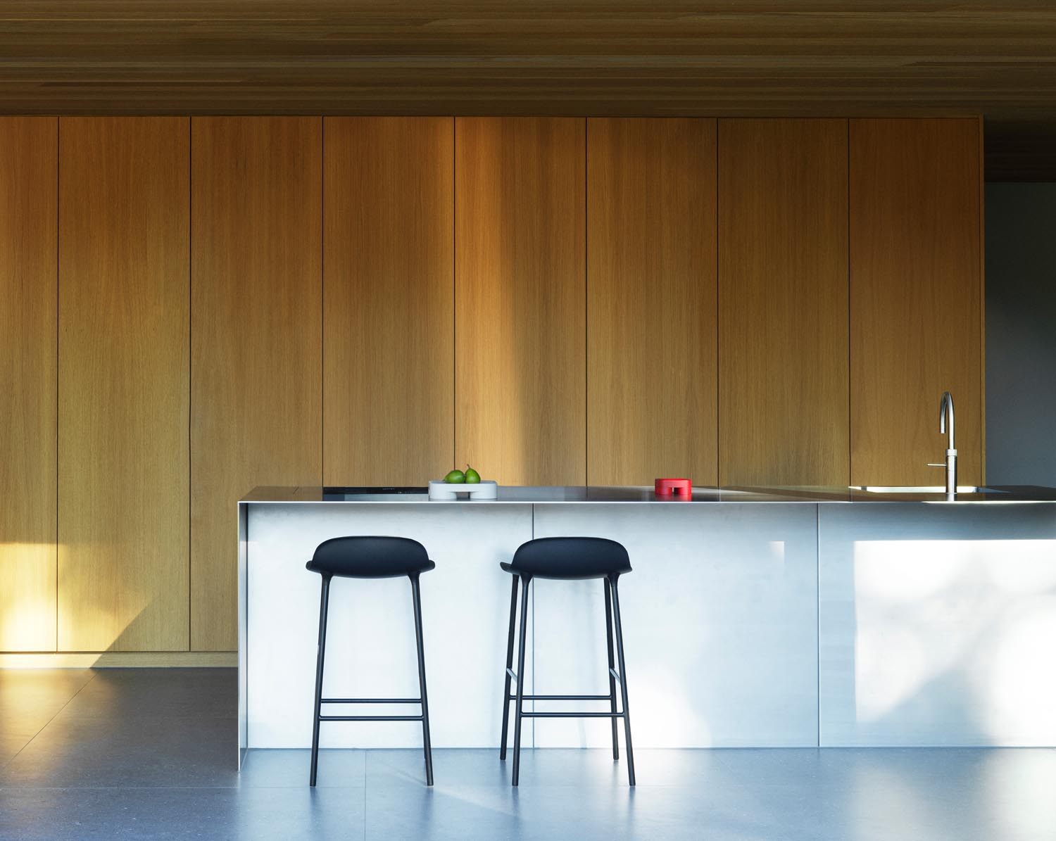 Form Barstuhl 65 cm Warmes Grau/Chrom in  präsentiert im Onlineshop von KAQTU Design AG. Barstuhl ist von Normann Copenhagen