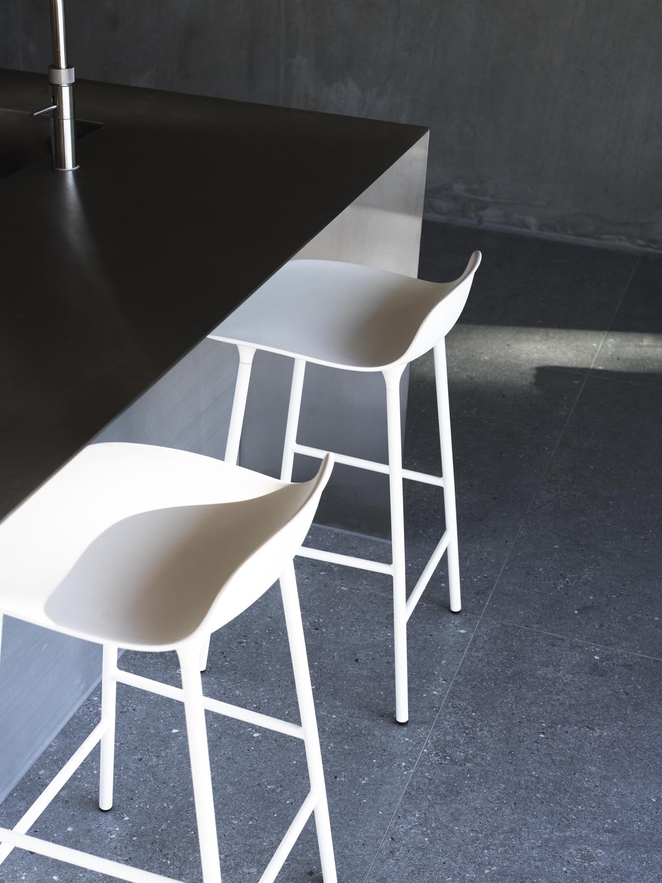 Form Barstuhl 65 cm Warmes Grau/Chrom in  präsentiert im Onlineshop von KAQTU Design AG. Barstuhl ist von Normann Copenhagen
