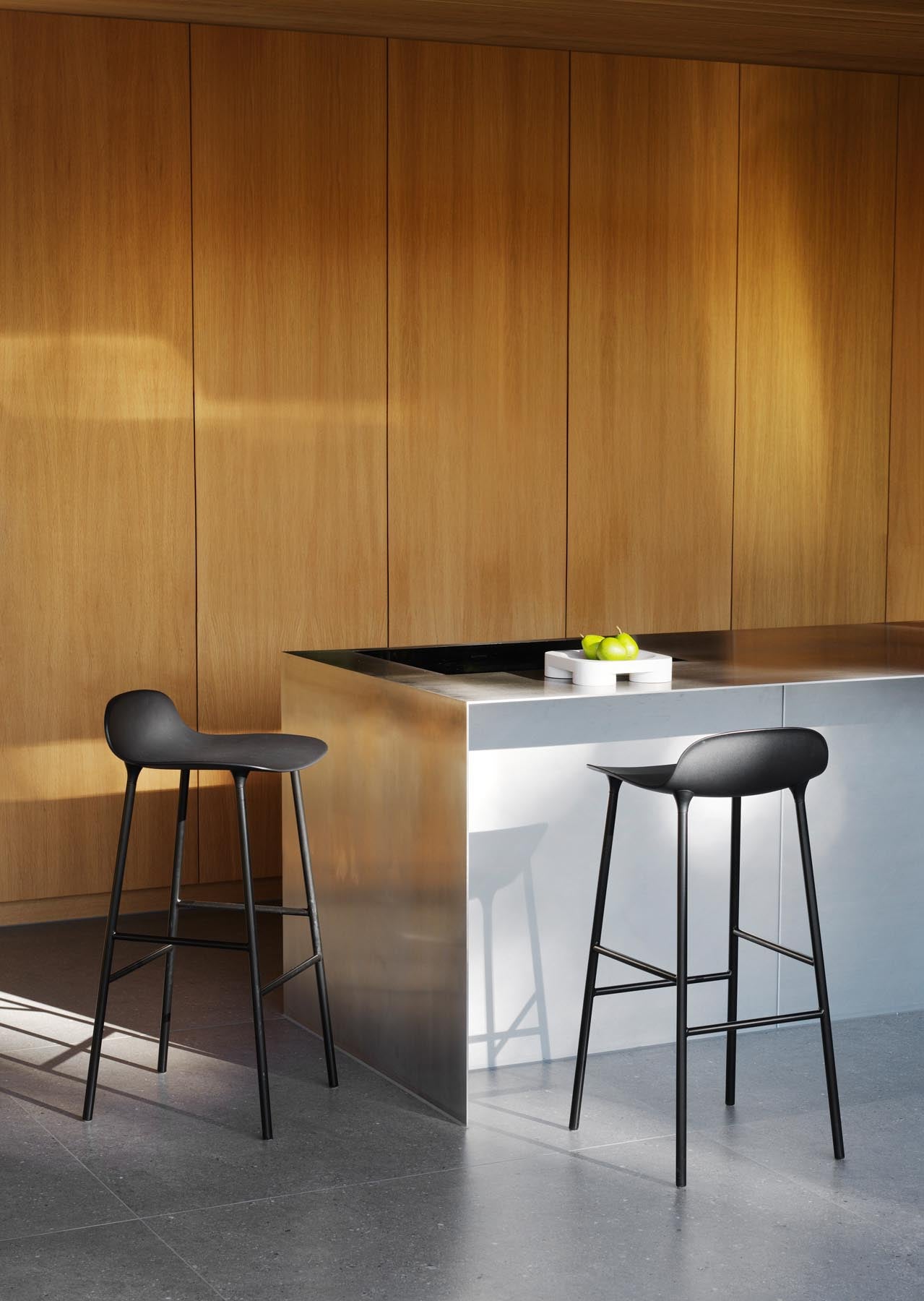 Entdecken Sie den eleganten Form Barstuhl 65 cm in Creme/Chrom von Normann Copenhagen – ein stilvolles Möbelstück, das Komfort und modernes Design vereint.