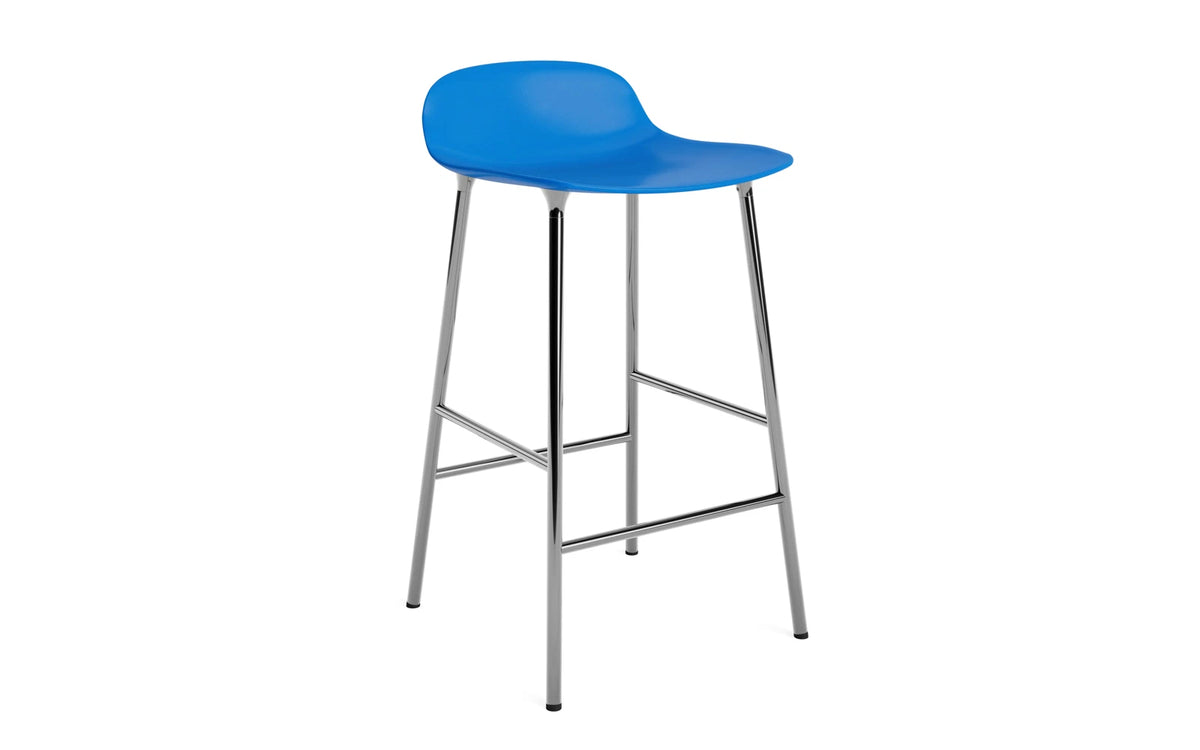 Form Barstuhl 65 cm Leuchtendes Blau/Chrom in Leuchtendes Blau präsentiert im Onlineshop von KAQTU Design AG. Barstuhl ist von Normann Copenhagen