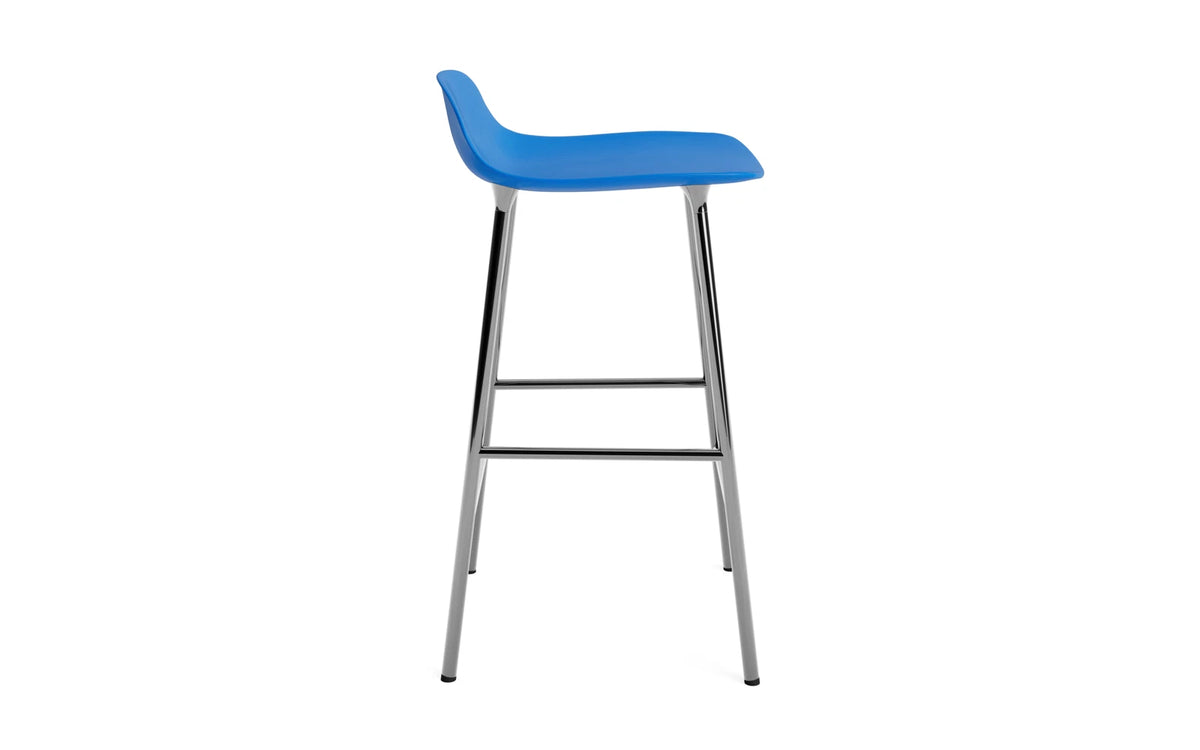 Form Barstuhl 65 cm Leuchtendes Blau/Chrom in Leuchtendes Blau präsentiert im Onlineshop von KAQTU Design AG. Barstuhl ist von Normann Copenhagen