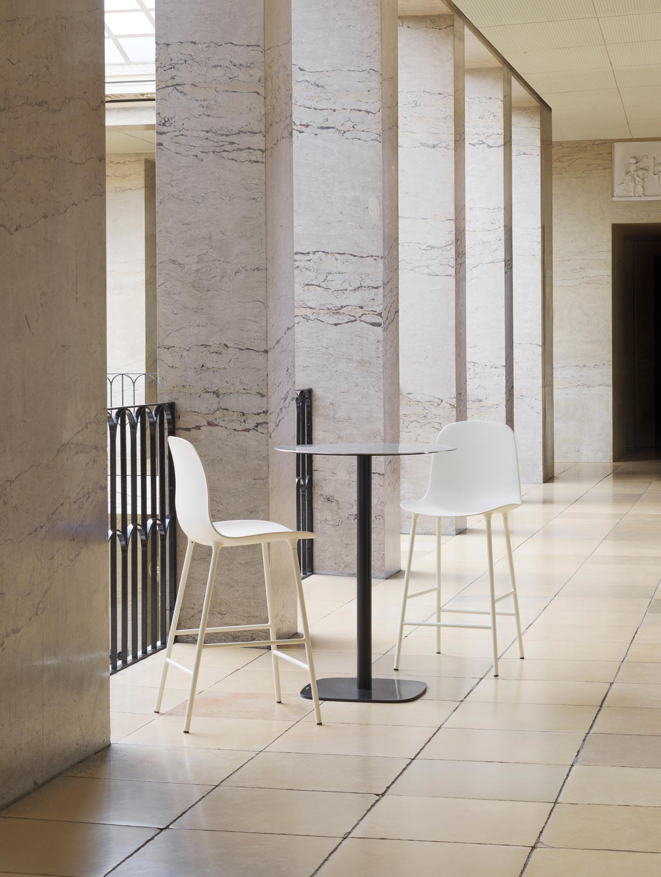 Erleben Sie den Form Barstuhl 65 cm von Normann Copenhagen – eine harmonische Verbindung aus modernem Stahl und eleganter, brauner Sitzfläche für jeden Raum.