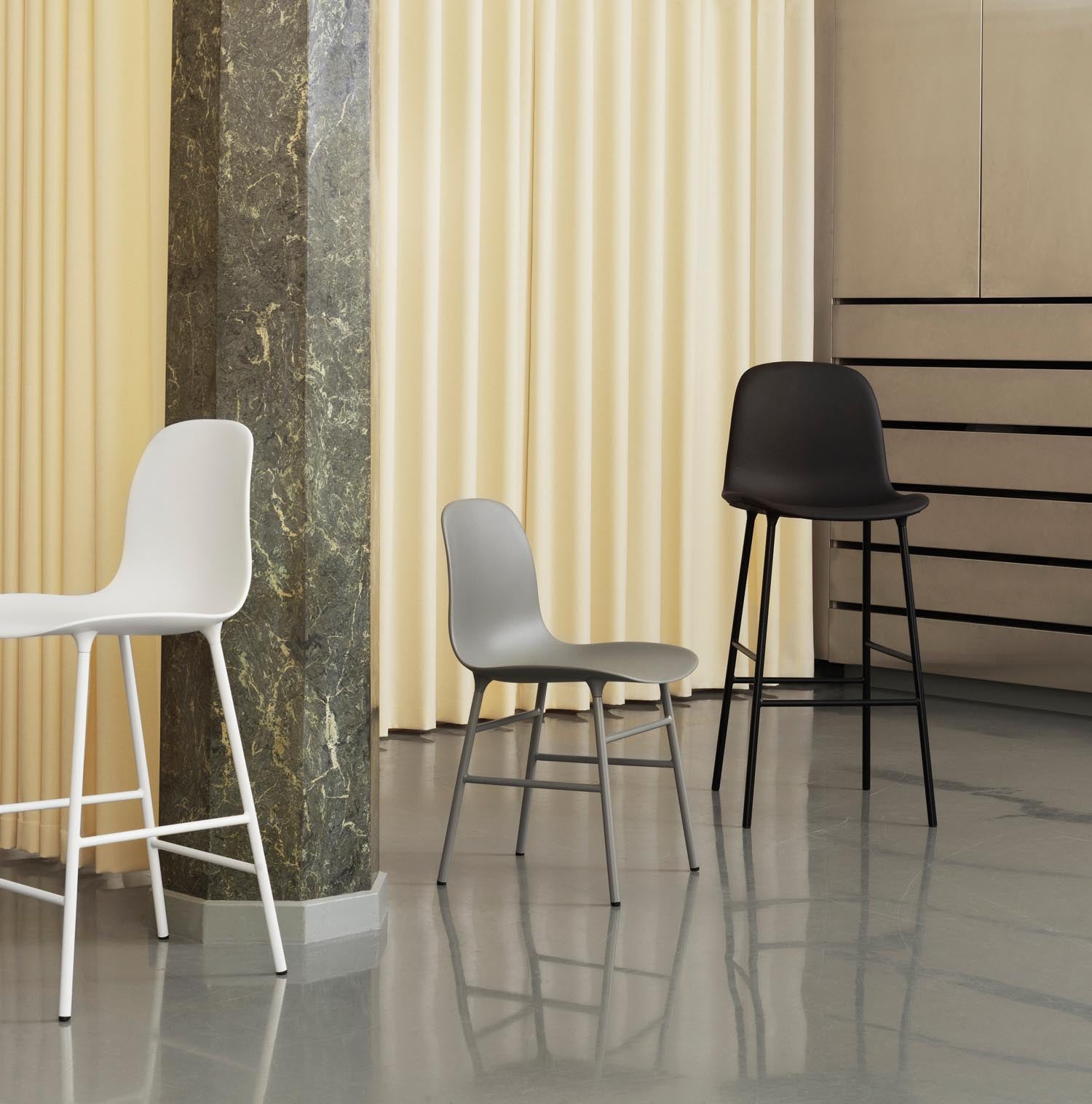 Form Barstuhl 65 cm Stahl/ Leuchtendes rot in  präsentiert im Onlineshop von KAQTU Design AG. Barstuhl ist von Normann Copenhagen