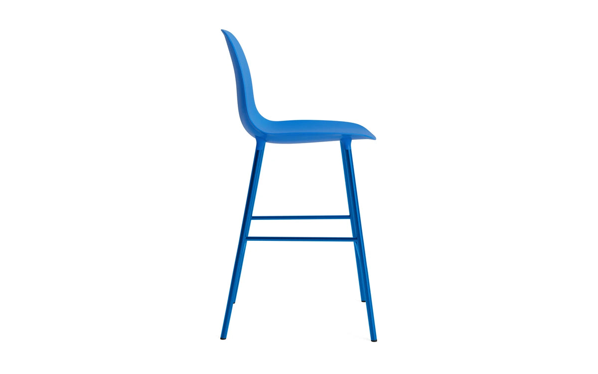 Form Barstuhl 65 cm Stahl/ Leuchtendes blau in Leuchtendes blau präsentiert im Onlineshop von KAQTU Design AG. Barstuhl ist von Normann Copenhagen