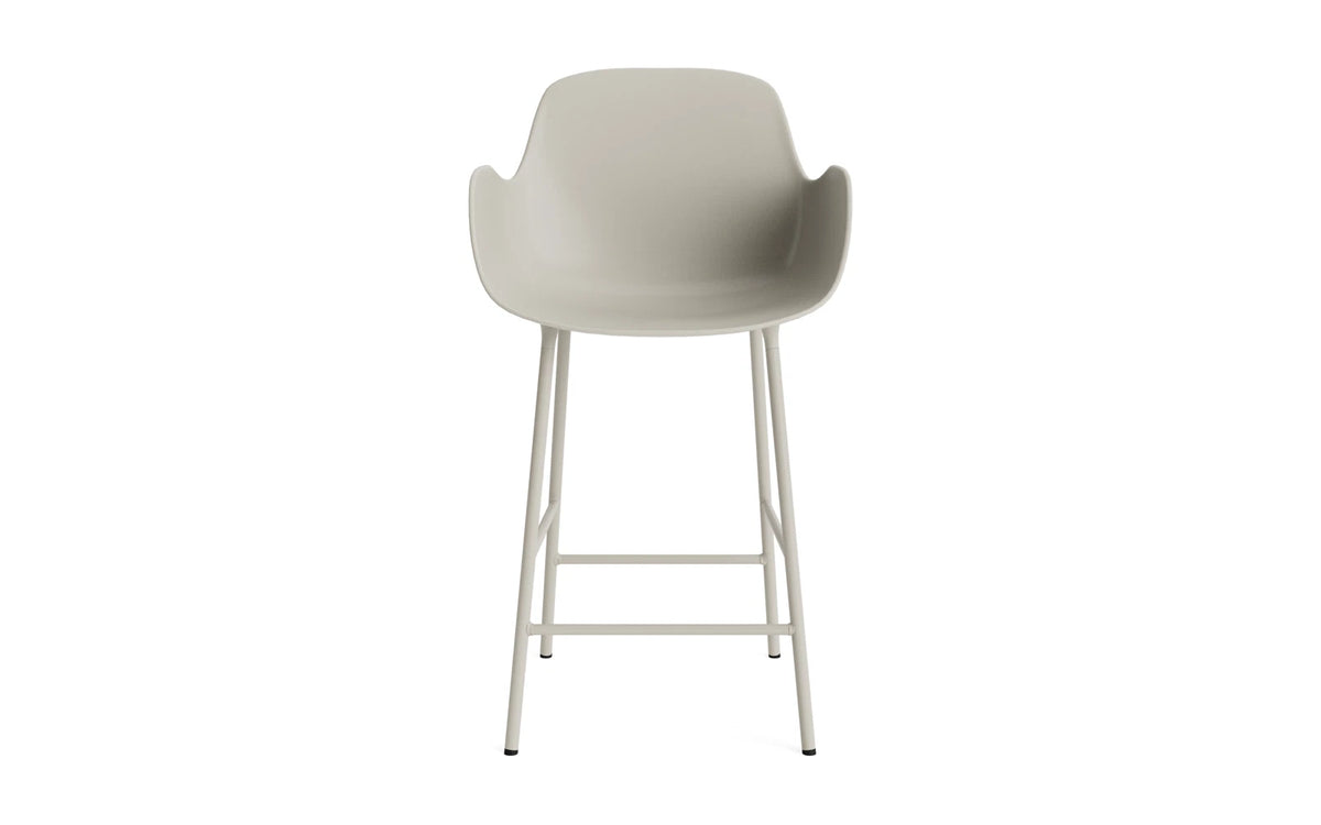 Form Barstuhl mit Armlehne 65 cm Stahl/Hellgrau in Hellgrau präsentiert im Onlineshop von KAQTU Design AG. Barstuhl ist von Normann Copenhagen