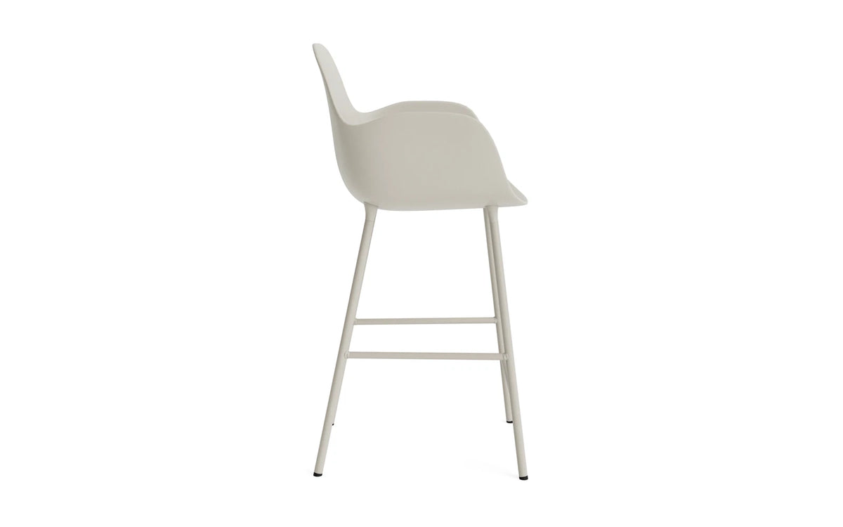 Form Barstuhl mit Armlehne 65 cm Stahl/Hellgrau in Hellgrau präsentiert im Onlineshop von KAQTU Design AG. Barstuhl ist von Normann Copenhagen