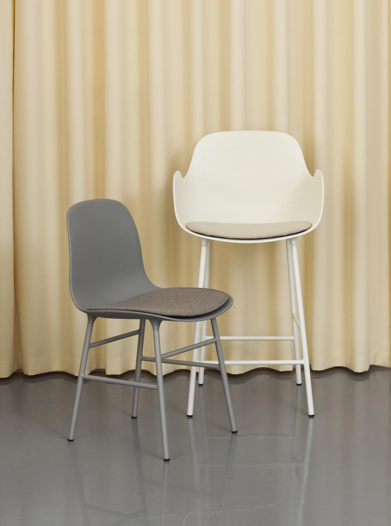Entdecken Sie den Form Barstuhl mit Armlehne 65 cm von Normann Copenhagen – ein stilvolles Möbelstück aus robustem Stahl und pflegeleichtem Hartplastik, ideal für moderne Wohnräume.