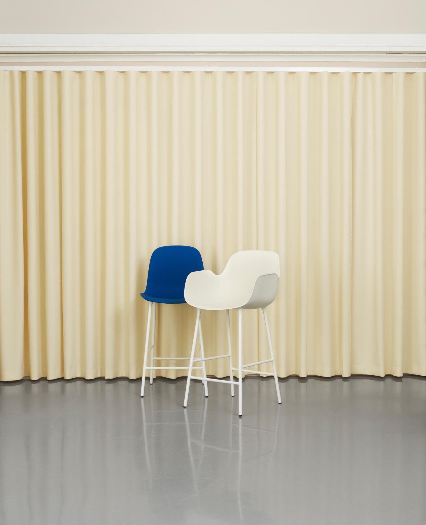 Entdecken Sie den eleganten Form Barstuhl mit Armlehne von Normann Copenhagen. Mit 65 cm Sitzhöhe und stilvollem Stahl/Creme-Design vereint er Komfort und skandinavische Ästhetik.