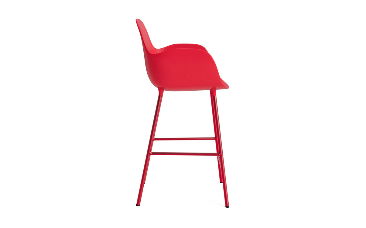Form Barstuhl mit Armlehne 65 cm Stahl/Leuchtendes rot in Leuchtendes rot präsentiert im Onlineshop von KAQTU Design AG. Barstuhl ist von Normann Copenhagen