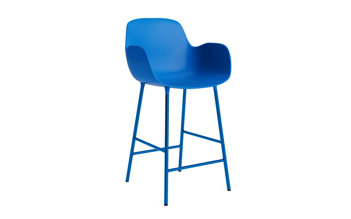 Form Barstuhl mit Armlehne 65 cm Stahl/Leuchtendes blau in Leuchtendes blau präsentiert im Onlineshop von KAQTU Design AG. Barstuhl ist von Normann Copenhagen