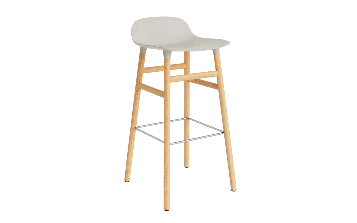 Form Barstuhl 75 cm Hellgrau/Eiche in Hellgrau präsentiert im Onlineshop von KAQTU Design AG. Barstuhl ist von Normann Copenhagen