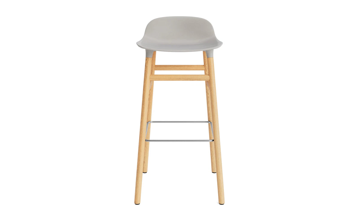 Form Barstuhl 75 cm Warmes Grau/Eiche in Warmes Grau präsentiert im Onlineshop von KAQTU Design AG. Barstuhl ist von Normann Copenhagen