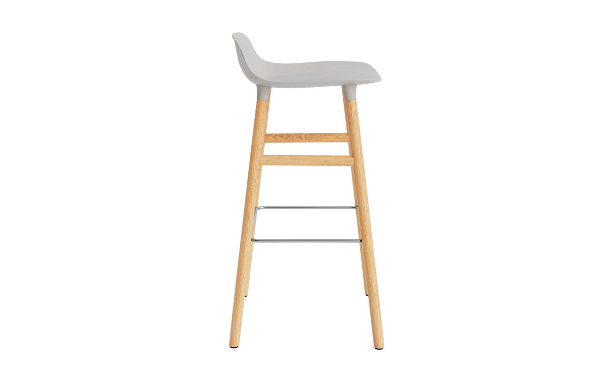 Form Barstuhl 75 cm Warmes Grau/Eiche in Warmes Grau präsentiert im Onlineshop von KAQTU Design AG. Barstuhl ist von Normann Copenhagen
