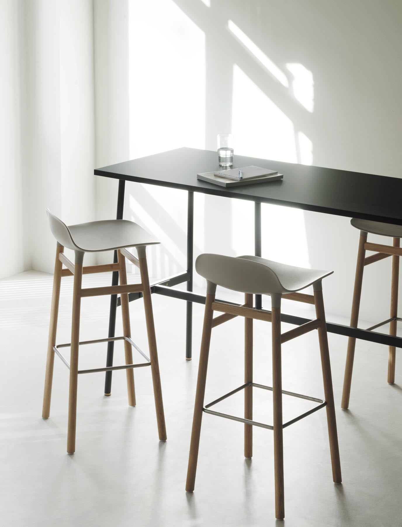 Form Barstuhl 75 cm creme/Eiche in  präsentiert im Onlineshop von KAQTU Design AG. Barstuhl ist von Normann Copenhagen