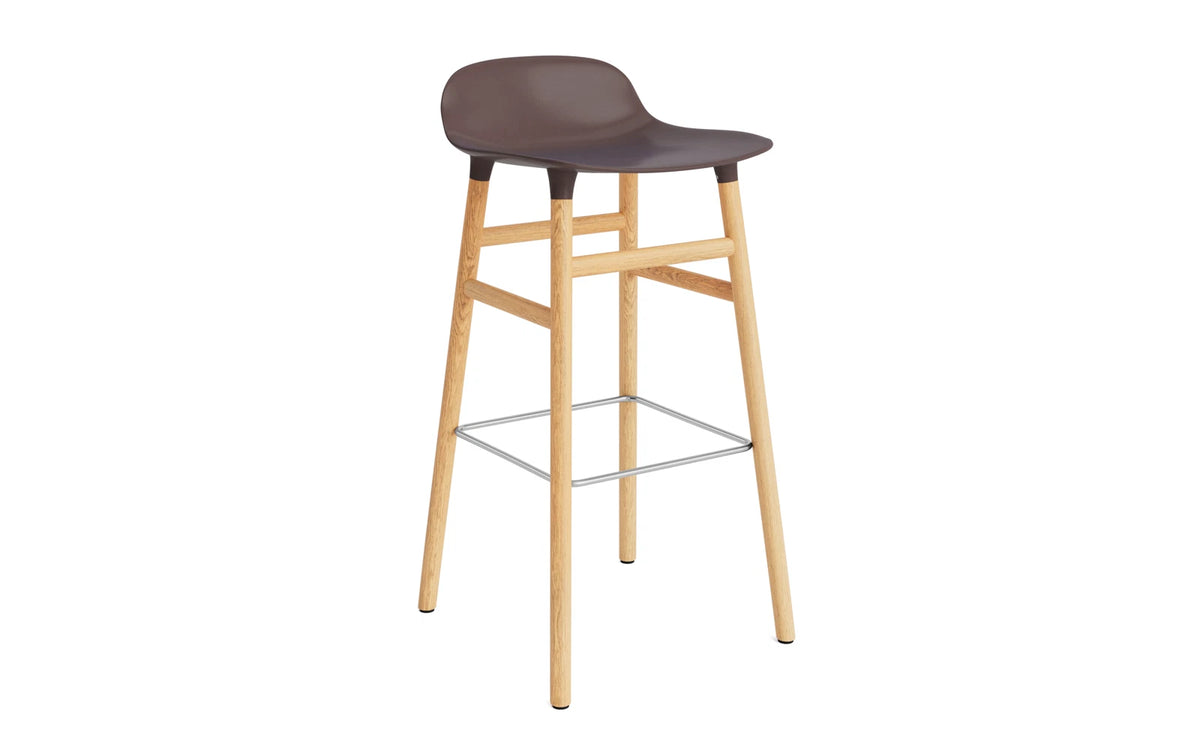 Form Barstuhl 75 cm braun/Eiche in Braun präsentiert im Onlineshop von KAQTU Design AG. Barstuhl ist von Normann Copenhagen