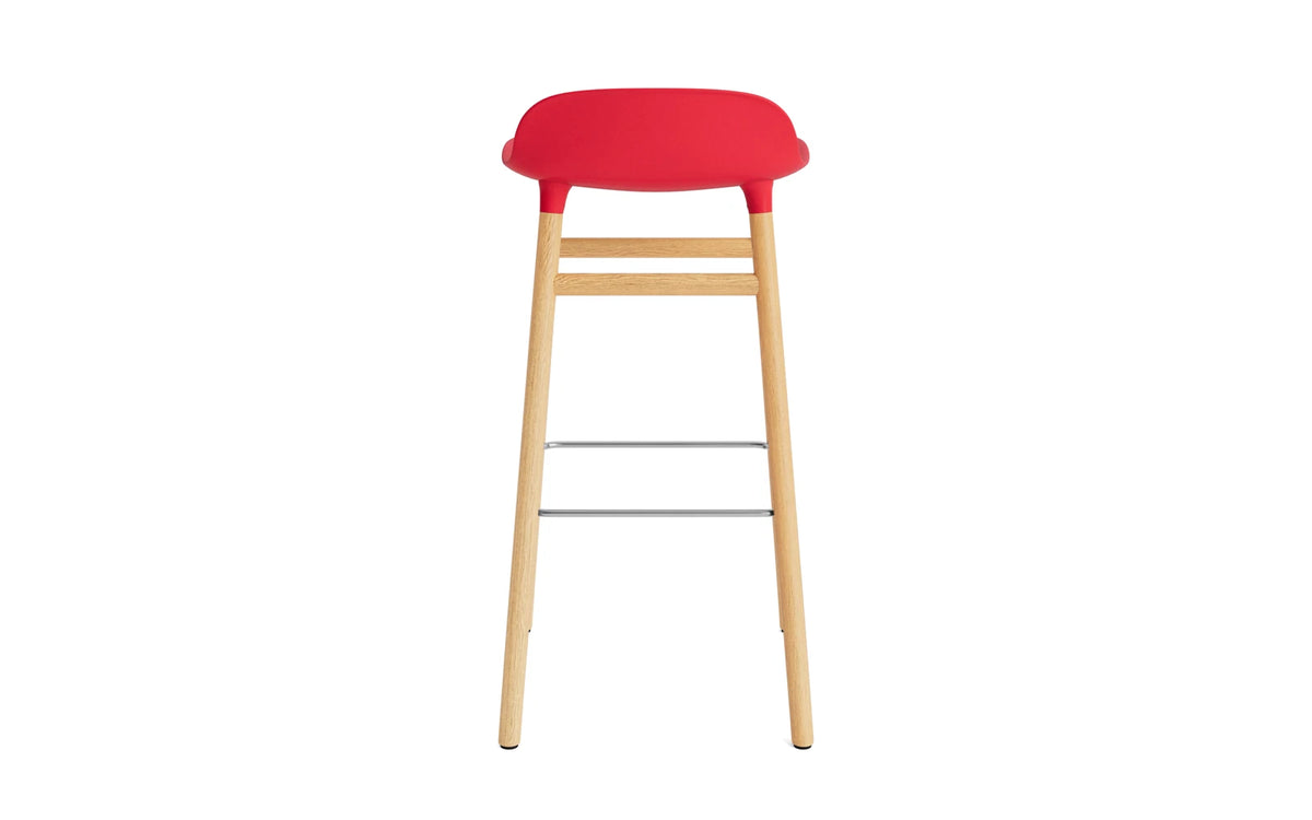 Form Barstuhl 75 cm Leuchtendes Rot/Eiche in Leuchtendes Rot präsentiert im Onlineshop von KAQTU Design AG. Barstuhl ist von Normann Copenhagen